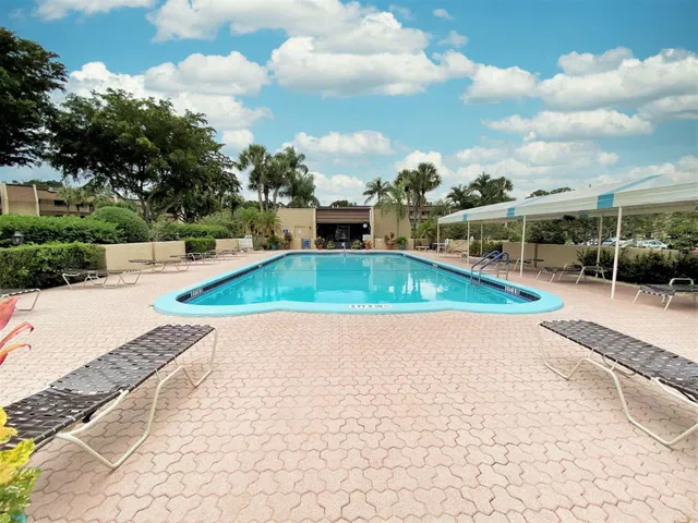 Unit 208 photo 16