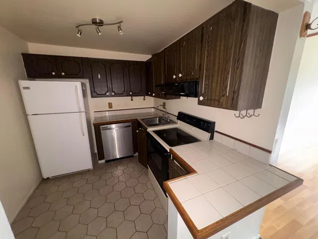 Unit 1100 photo 6