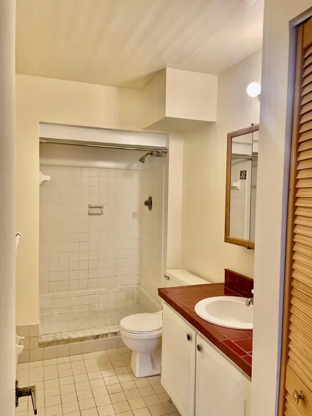Unit 1100 photo 8