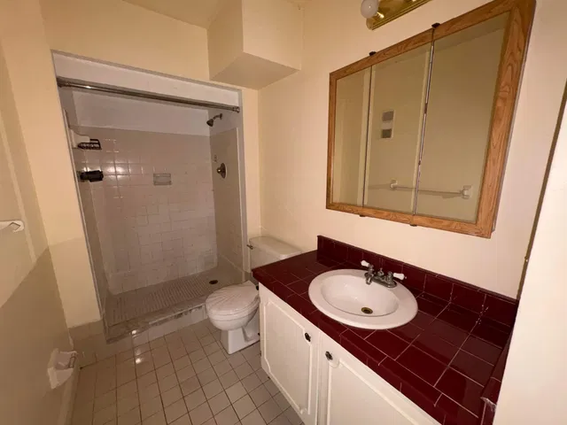 Unit 1100 photo 9