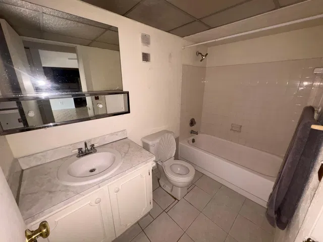 Unit 1100 photo 15