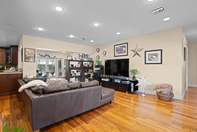 Residence photo 2