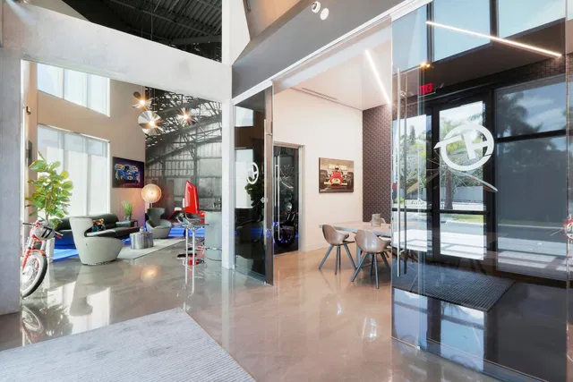 Unit 13 photo 18