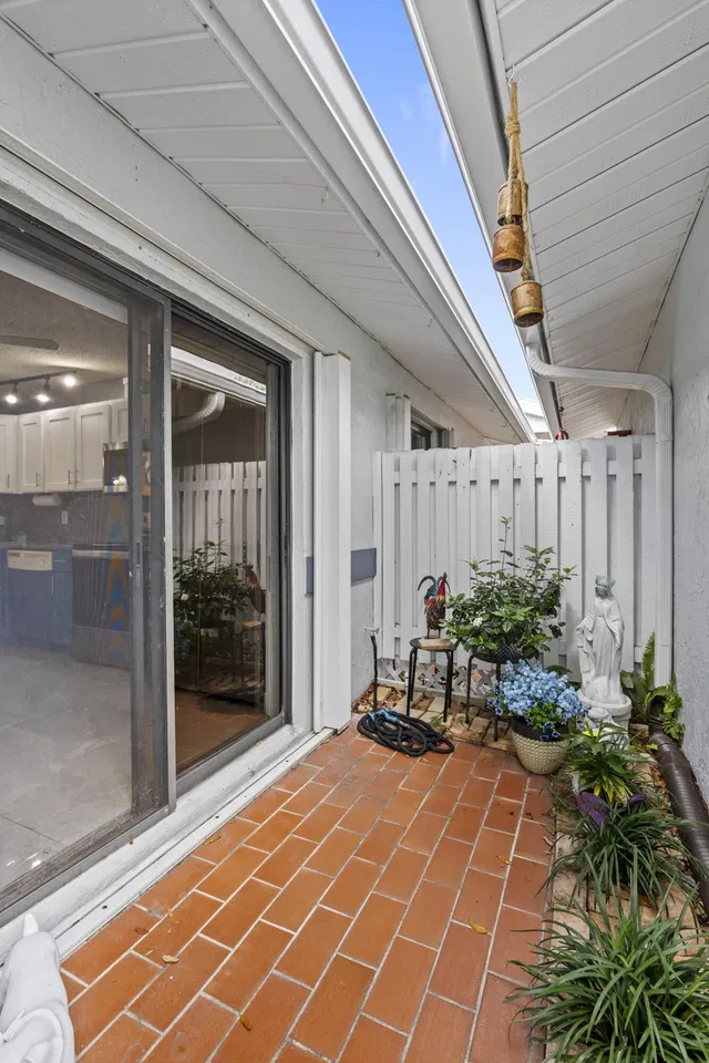  Unit 1601 photo 5