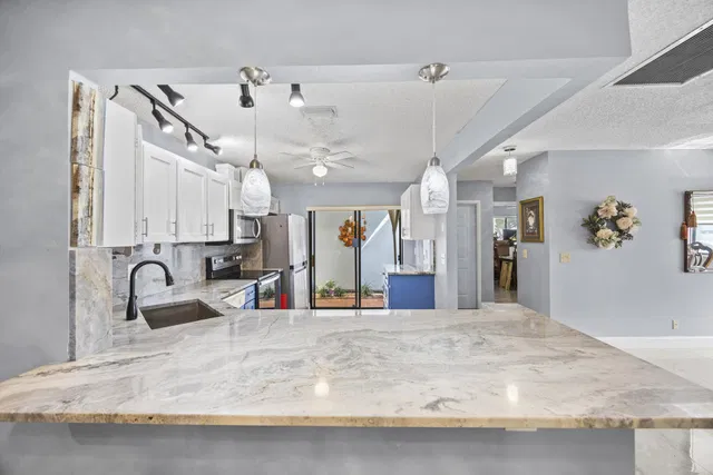 Unit 1601 photo 11