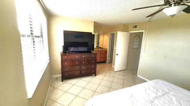  Unit 6404 photo 10