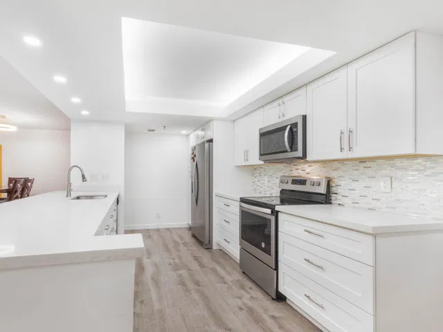 Unit 402 photo 6