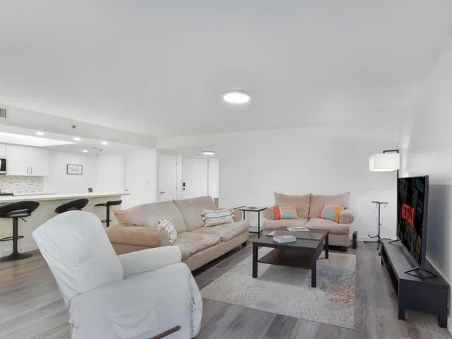 Unit 402 photo 12