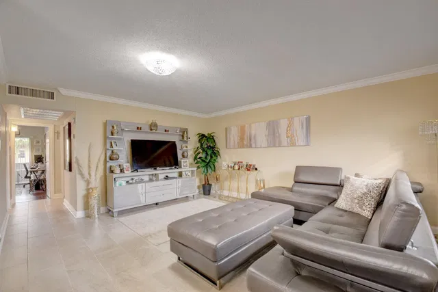 Unit 661 photo 3