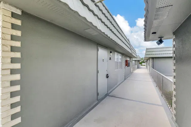 Unit B photo 26
