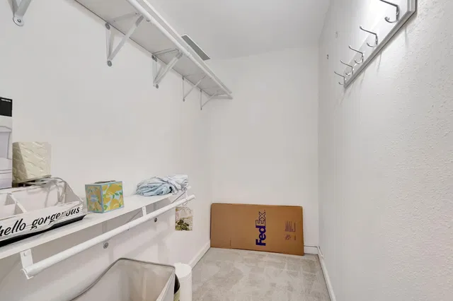 Unit B photo 28