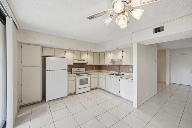 Unit 219 photo 3