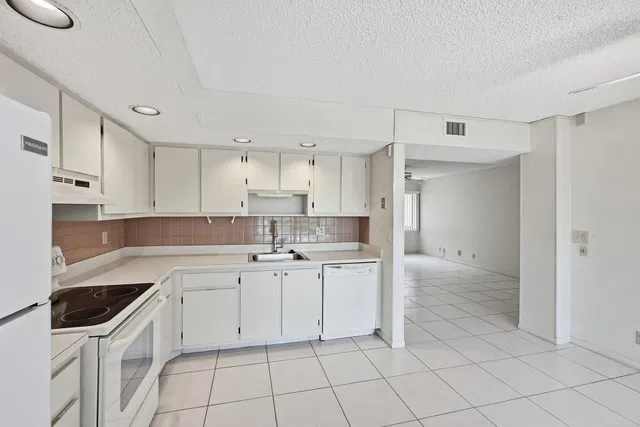 Unit 219 photo 4