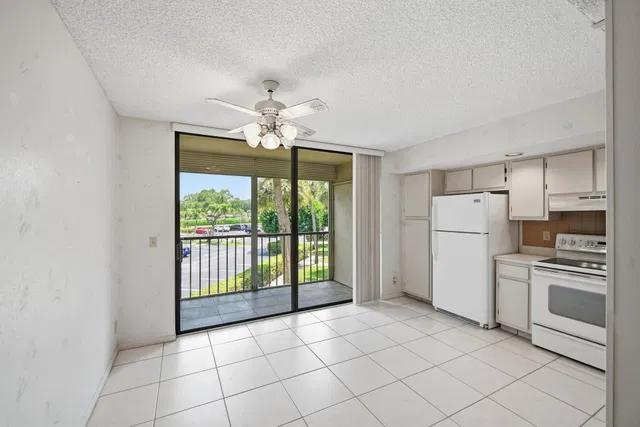 Unit 219 photo 5