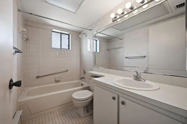 Unit 219 photo 16