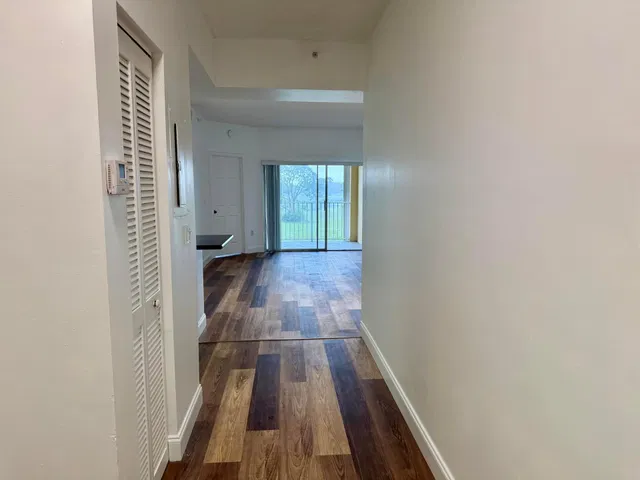 Unit 421 photo 3