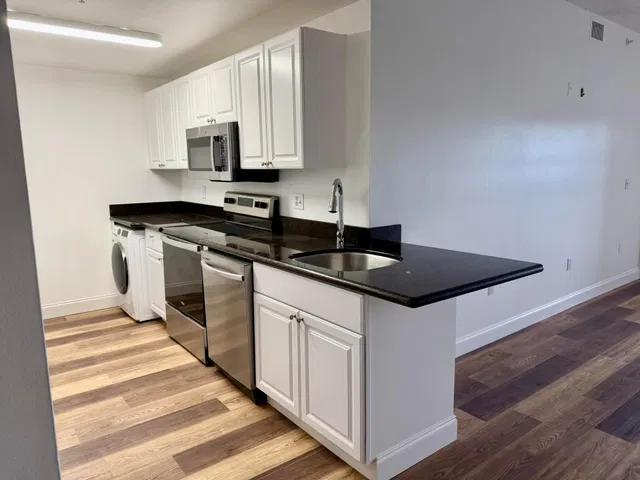 Unit 421 photo 5