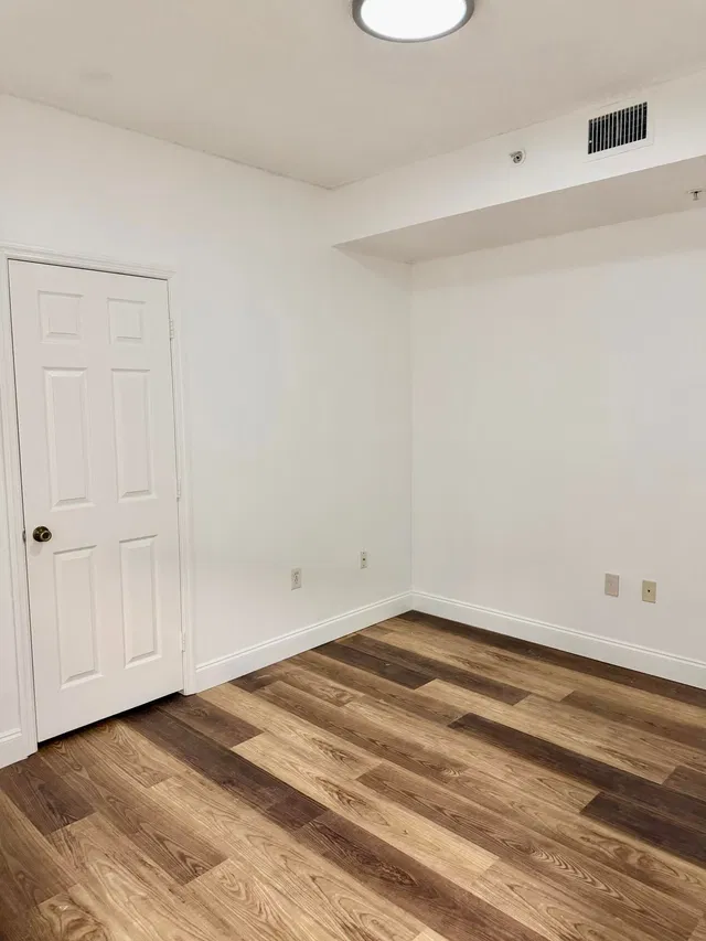 Unit 421 photo 11