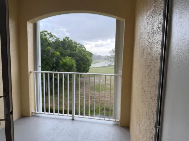 Unit 421 photo 14
