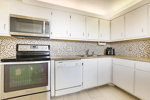 Unit 1003 photo 11
