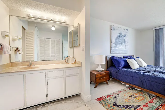 Unit 1003 photo 19