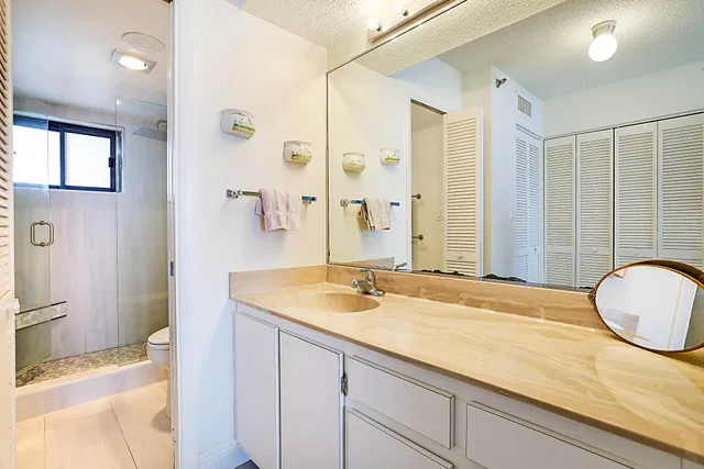 Unit 1003 photo 20