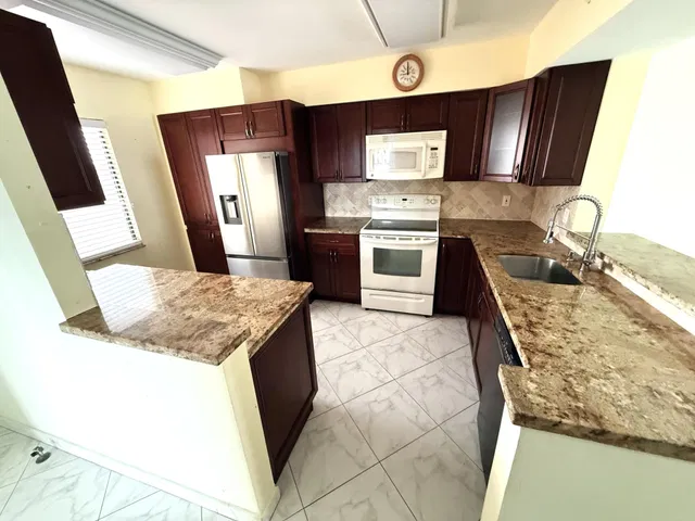  Unit 608 photo 4
