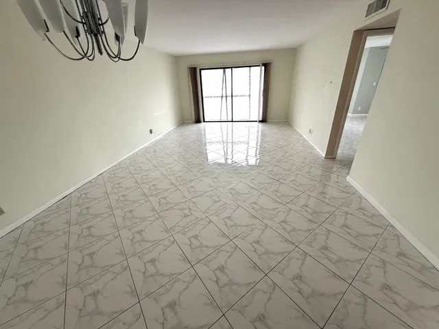  Unit 608 photo 5
