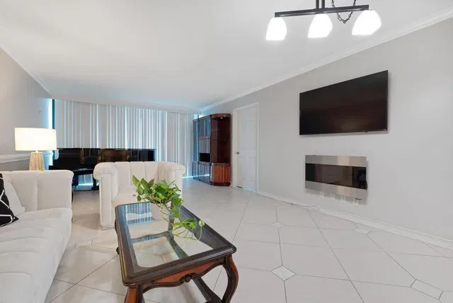Lands of the President Unit 1206 photo 2