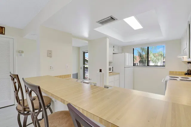 Unit 10-203 photo 6