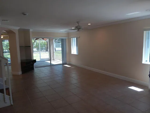 Unit 4983 photo 3