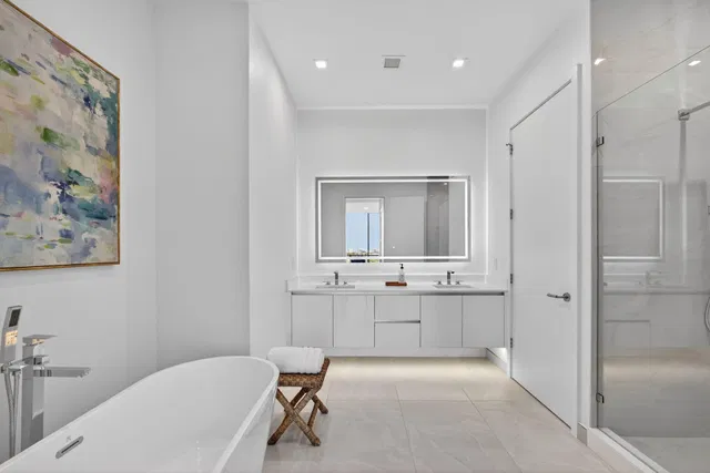 Nautilus 220 Unit 605 photo 44