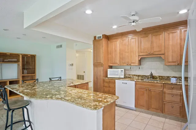 Unit 9-204 photo 3