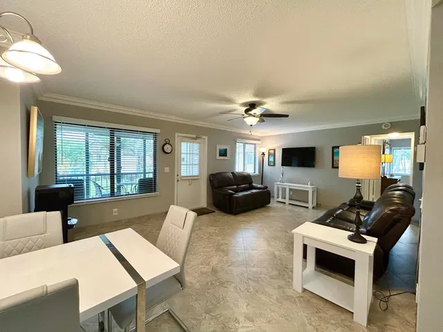 Unit C-2 photo 17