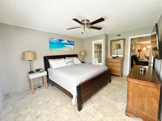 Unit C-2 photo 23