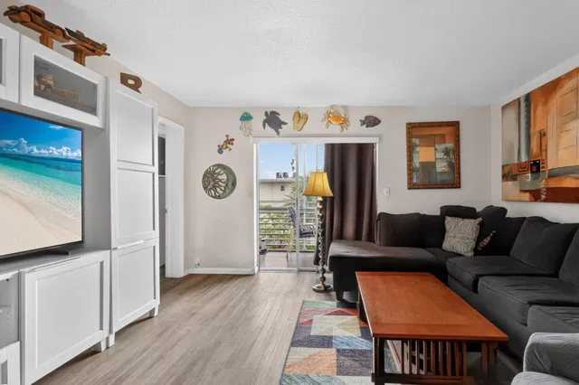 Unit 303 photo 6