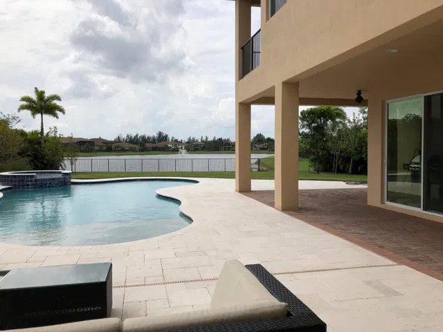 Residence photo 3