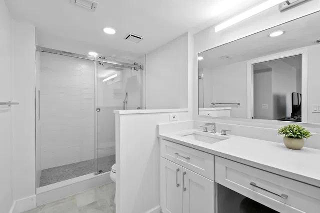 Unit 907 photo 20