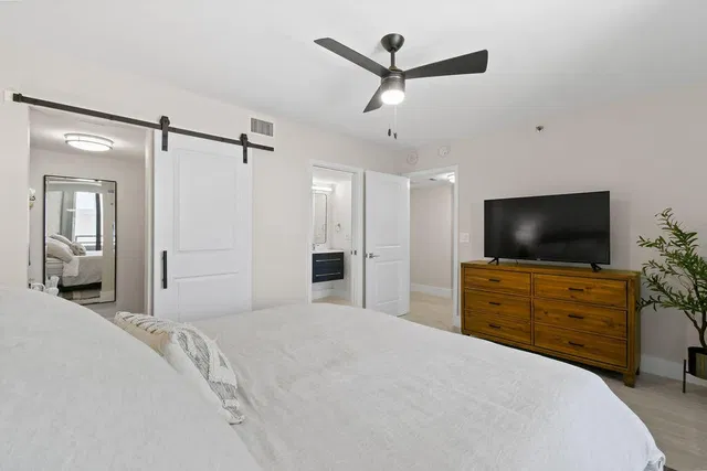 Unit 907 photo 32