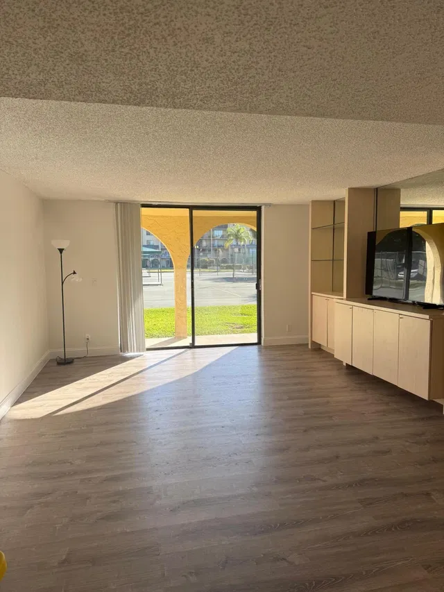 Unit 102 photo 4