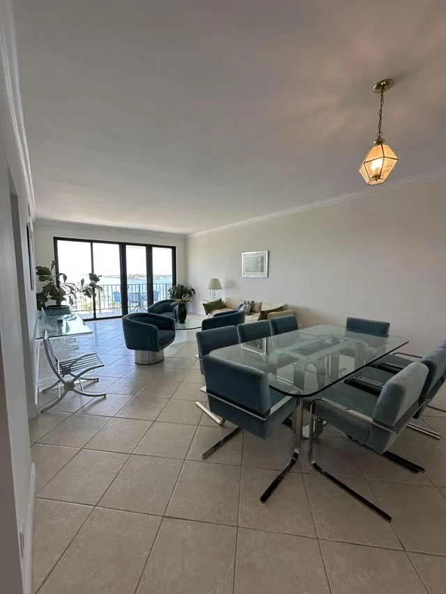 Unit 1208 photo 5