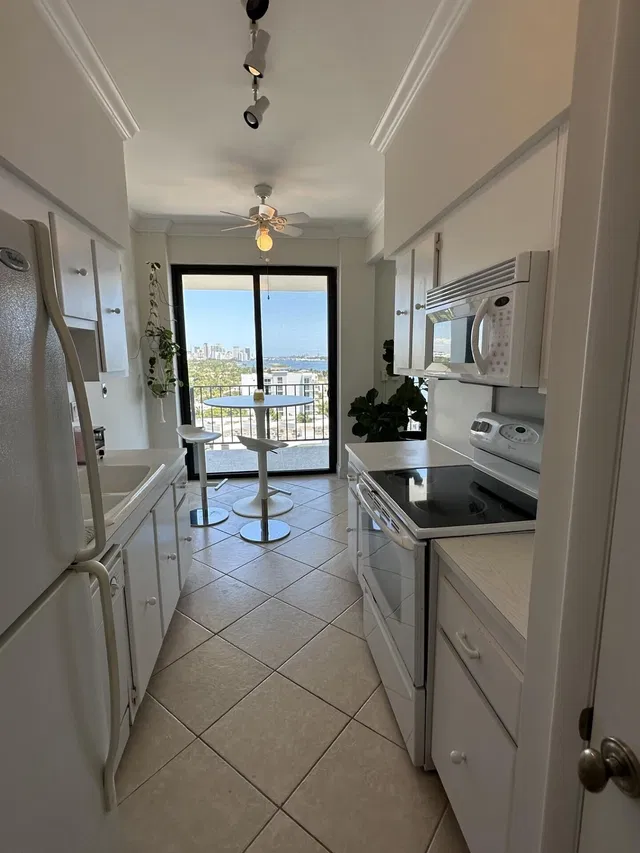 Unit 1208 photo 7