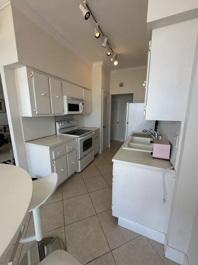 Unit 1208 photo 8