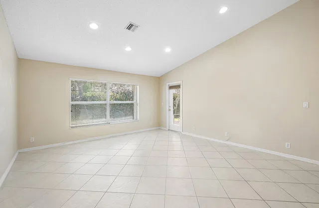 Residence photo 12