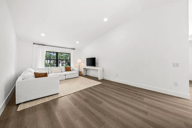 Unit 15 photo 18