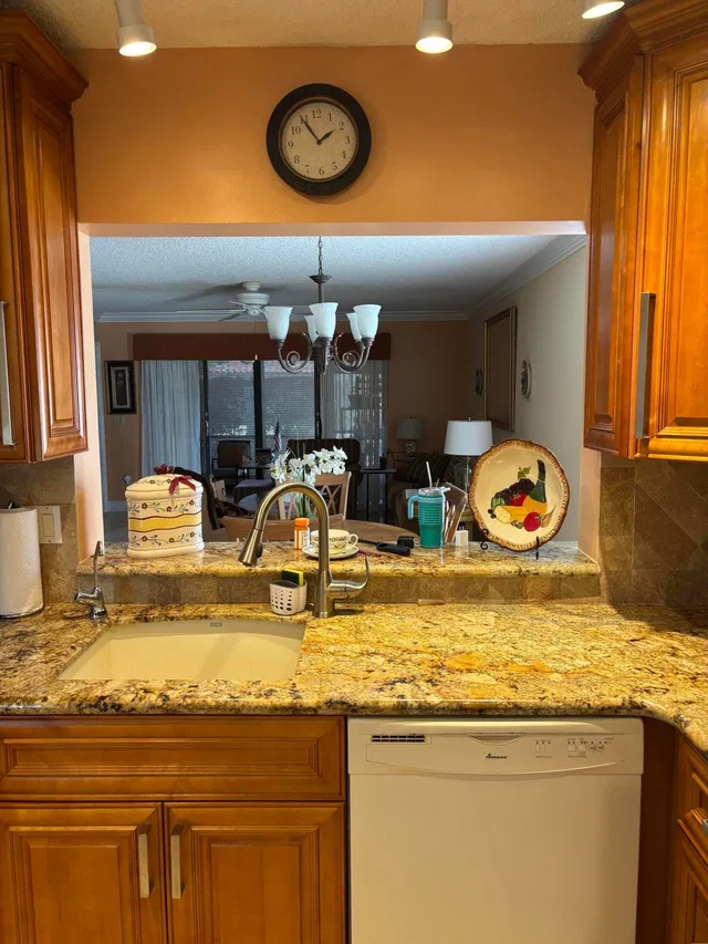 Unit 1020 photo 3