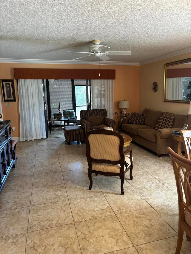Unit 1020 photo 9