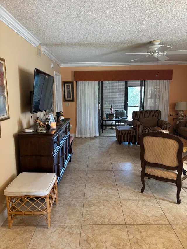 Unit 1020 photo 10