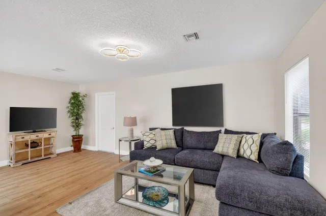 Residence photo 12