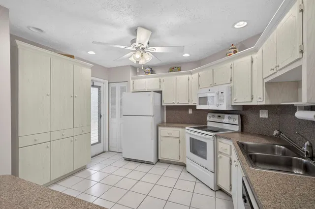  Unit 210 photo 18